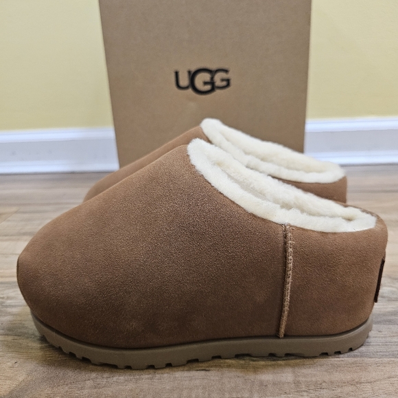 UGG Pumped Slide Clogs - Picture 4 of 12